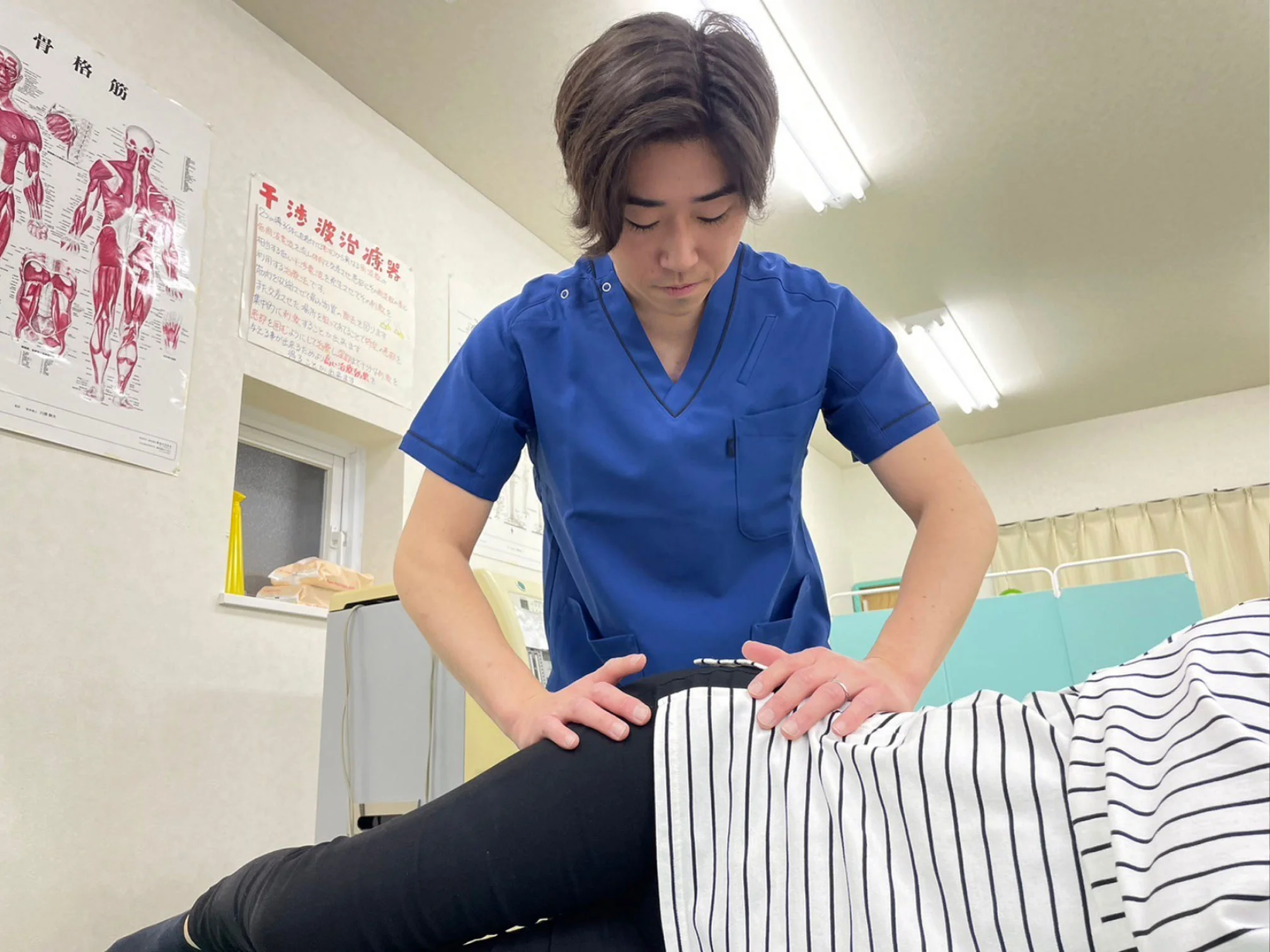 腰を施術するスタッフ